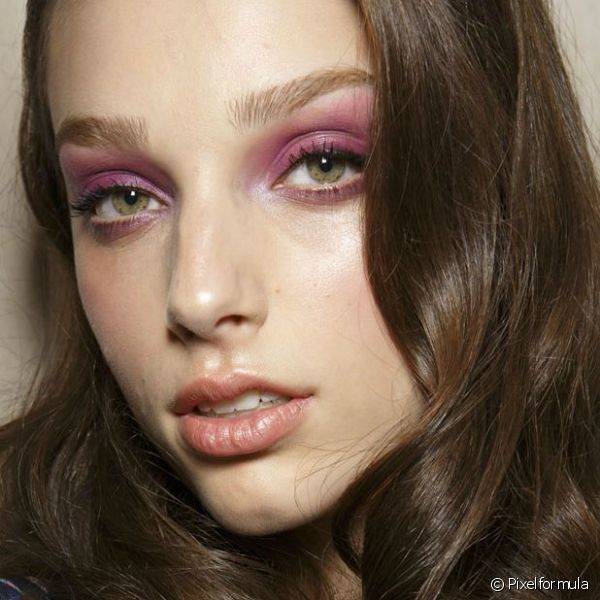 A sombra lilás, puxada até à sobrancelha, também ganhou destaque na maquiagem (Foto: Pixelformula)
